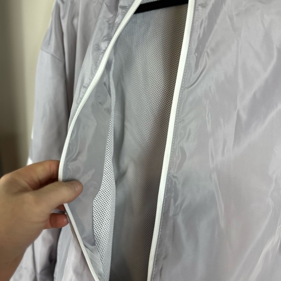 Sykooria grey / white wind breaker nwot p2p 21-1/2 23-1/2 length small pockets - Picture 3 of 4